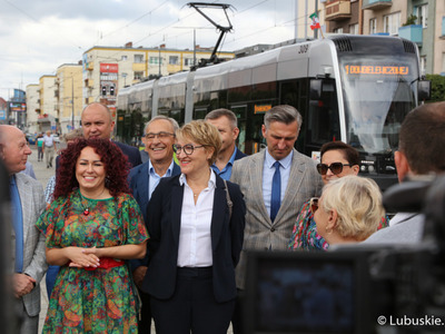 Uczestnicy konferencji prasowej dot. powrotu linii tramwajowej numer 2 na gorzowskie Piaski. 