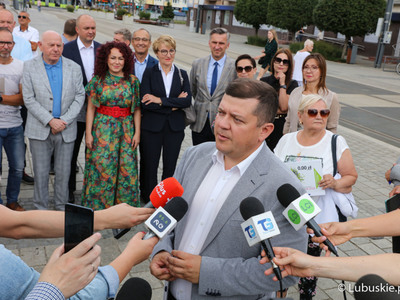 Uczestnicy konferencji prasowej dot. powrotu linii tramwajowej numer 2 na gorzowskie Piaski. 