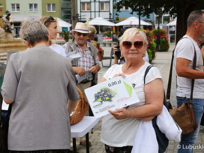 Gorzowianka trzyma okolicznościowy, bezpłatny bilet na przejazd tramwajem numer 2 na gorzowskie Piaski. 