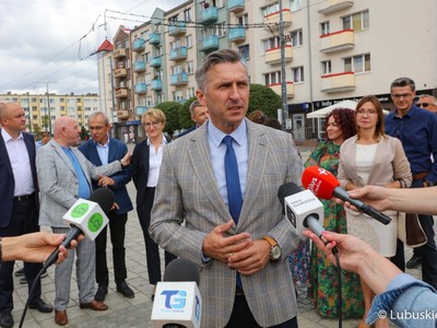 Uczestnicy konferencji prasowej dot. powrotu linii tramwajowej numer 2 na gorzowskie Piaski. 