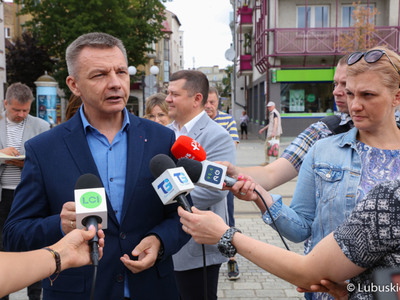Uczestnicy konferencji prasowej dot. powrotu linii tramwajowej numer 2 na gorzowskie Piaski. 