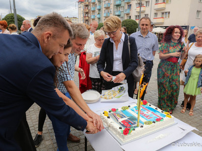 Uczestnicy konferencji prasowej dot. powrotu linii tramwajowej numer 2 na gorzowskie Piaski kroją okolicznościowy tort
