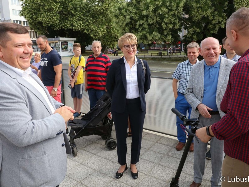 Goście oczekują na przyjazd pierwszego tramwaju na linii numer 2 na gorzowskie Piaski. W przejeździe wzięli udział przedstawiciele miasta, województwa, parlamentarzyści oraz radni.