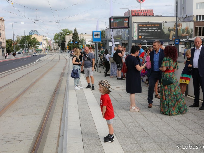 Goście oczekują na przyjazd pierwszego tramwaju na linii numer 2 na gorzowskie Piaski. W przejeździe wzięli udział przedstawiciele miasta, województwa, parlamentarzyści oraz radni.