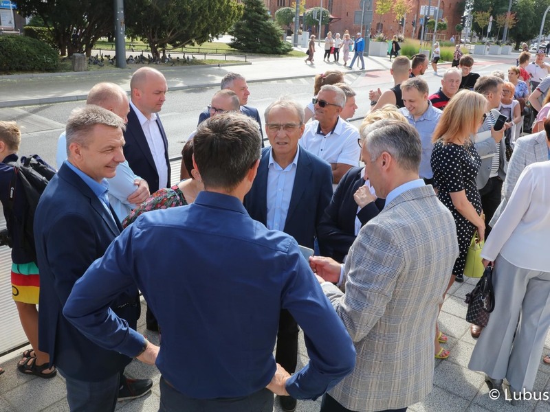 Goście oczekują na przyjazd pierwszego tramwaju na linii numer 2 na gorzowskie Piaski. W przejeździe wzięli udział przedstawiciele miasta, województwa, parlamentarzyści oraz radni.