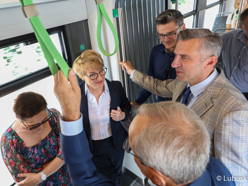 Pierwszy tramwaj na linii numer 2 w Gorzowie wyruszył z pętli Wieprzyce w kierunku Piaski. W przejeździe wzięli udział przedstawiciele miasta, województwa, parlamentarzyści oraz radni.