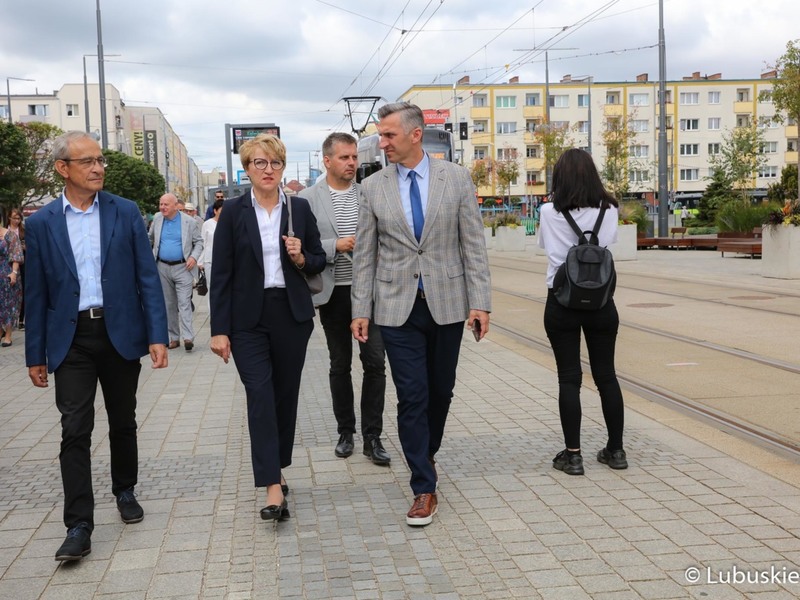 Marszałek Elżbieta Anna, poseł RP Waldemar Sługocki (z prawej) oraz radny wojewódzki Mirosław Marcinkiewicz (z lewej) w drodze na konferencje prasową dot. powrotu linii tramwajowej numer 2 na gorzowskie Piaski.