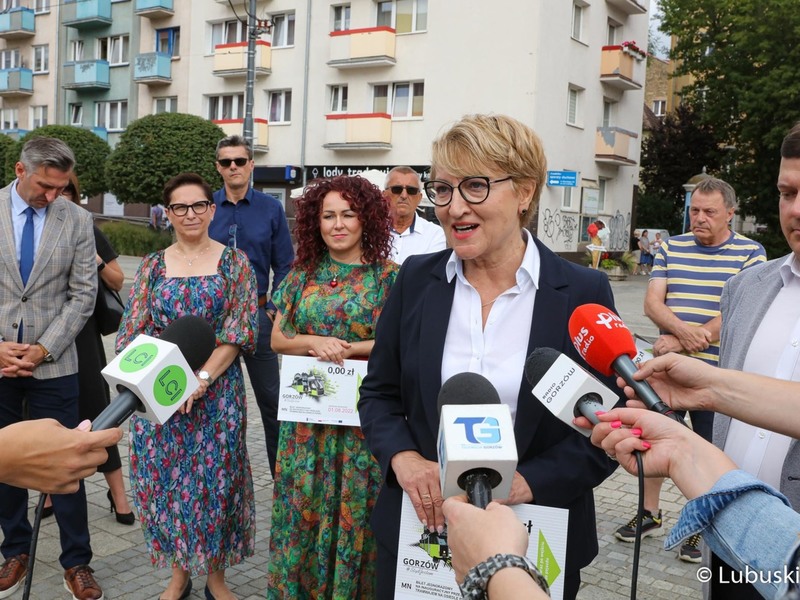 Uczestnicy konferencji prasowej dot. powrotu linii tramwajowej numer 2 na gorzowskie Piaski.