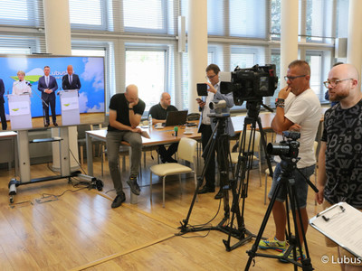 Uczestnicy konferencji prasowej poświęconej aktualnej sytuacji w Wojewódzkim Ośrodku Ruchu Drogowego w Gorzowie Wlkp. 