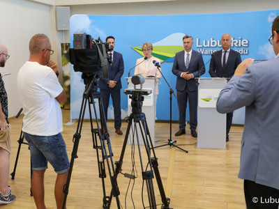 Uczestnicy konferencji prasowej poświęconej aktualnej sytuacji w Wojewódzkim Ośrodku Ruchu Drogowego w Gorzowie Wlkp. 