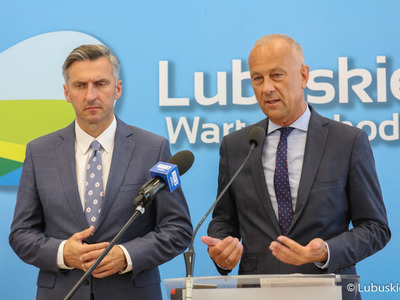 Członek zarządu woj. lubuskiego Marcin Jabłoński (przy mikrofonie) oraz poseł na Sejm RP Waldemar Sługocki na konferencji prasowej poświęconej aktualnej sytuacji w Wojewódzkim Ośrodku Ruchu Drogowego w Gorzowie Wlkp. 