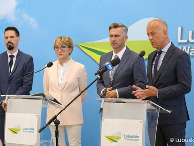 Marszałek Województwa Lubuskiego Elżbieta Anna Polak, członek Zarządu Województwa Lubuskiego Marcin Jabłoński (pierwszy z prawej), poseł na Sejm RP Waldemar Sługocki (obok) oraz dyrektor Departamentu Infrastruktury i Komunikacji UMWL Sławomir Kotylak (z lewej) na konferencji prasowej poświęconej aktualnej sytuacji w Wojewódzkim Ośrodku Ruchu Drogowego w Gorzowie Wlkp. 