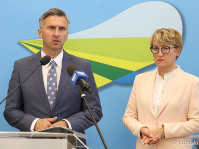 Poseł na Sejm RP Waldemar Sługocki oraz marszałek Elżbieta Anna Polak na konferencji prasowej poświęconej aktualnej sytuacji w Wojewódzkim Ośrodku Ruchu Drogowego w Gorzowie Wlkp. 