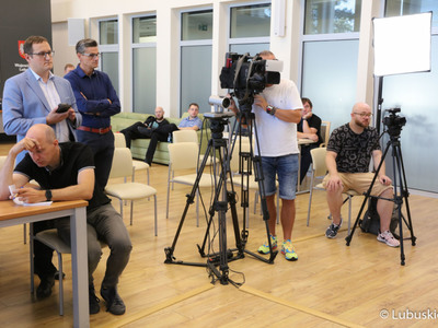 Uczestnicy konferencji prasowej poświęconej aktualnej sytuacji w Wojewódzkim Ośrodku Ruchu Drogowego w Gorzowie Wlkp. 
