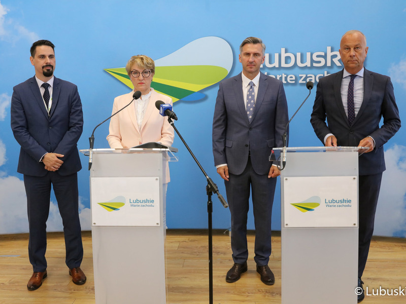 Marszałek Województwa Lubuskiego Elżbieta Anna Polak, członek Zarządu Województwa Lubuskiego Marcin Jabłoński (pierwszy z prawej), poseł na Sejm RP Waldemar Sługocki (obok) oraz dyrektor Departamentu Infrastruktury i Komunikacji UMWL Sławomir Kotylak (z lewej) na konferencji prasowej poświęconej aktualnej sytuacji w Wojewódzkim Ośrodku Ruchu Drogowego w Gorzowie Wlkp.