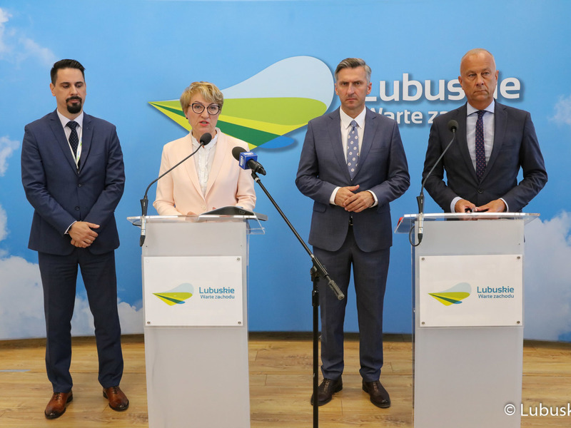 Marszałek Województwa Lubuskiego Elżbieta Anna Polak, członek Zarządu Województwa Lubuskiego Marcin Jabłoński (pierwszy z prawej), poseł na Sejm RP Waldemar Sługocki (obok) oraz dyrektor Departamentu Infrastruktury i Komunikacji UMWL Sławomir Kotylak (z lewej) na konferencji prasowej poświęconej aktualnej sytuacji w Wojewódzkim Ośrodku Ruchu Drogowego w Gorzowie Wlkp.