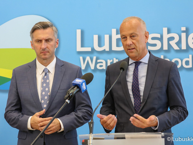 Członek zarządu woj. lubuskiego Marcin Jabłoński (przy mikrofonie) oraz poseł na Sejm RP Waldemar Sługocki na konferencji prasowej poświęconej aktualnej sytuacji w Wojewódzkim Ośrodku Ruchu Drogowego w Gorzowie Wlkp.