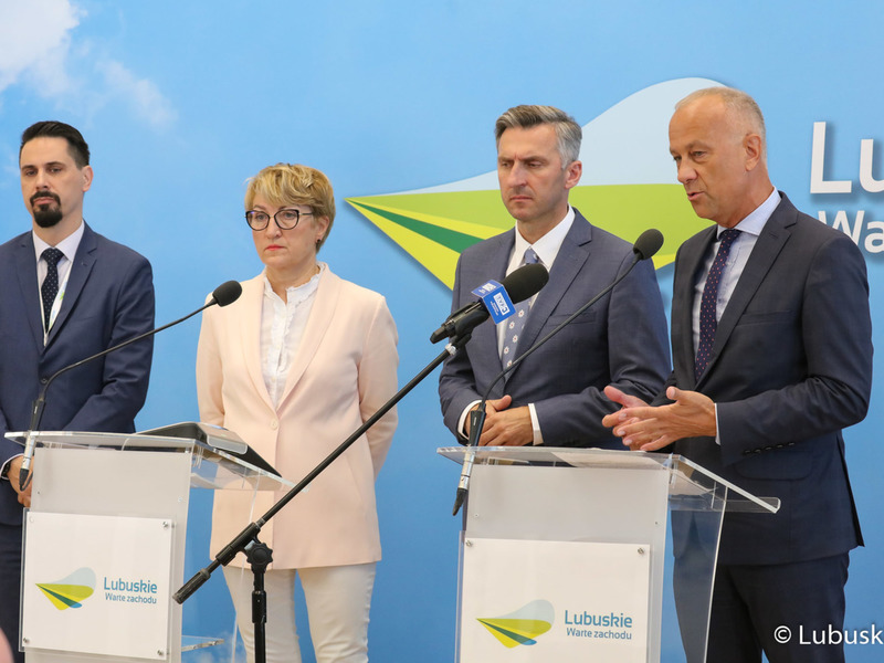 Marszałek Województwa Lubuskiego Elżbieta Anna Polak, członek Zarządu Województwa Lubuskiego Marcin Jabłoński (pierwszy z prawej), poseł na Sejm RP Waldemar Sługocki (obok) oraz dyrektor Departamentu Infrastruktury i Komunikacji UMWL Sławomir Kotylak (z lewej) na konferencji prasowej poświęconej aktualnej sytuacji w Wojewódzkim Ośrodku Ruchu Drogowego w Gorzowie Wlkp.