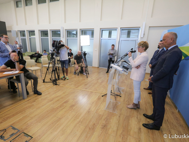 Uczestnicy konferencji prasowej poświęconej aktualnej sytuacji w Wojewódzkim Ośrodku Ruchu Drogowego w Gorzowie Wlkp.