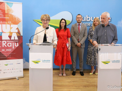 Uczestnicy konferencji prasowej dot. festiwalu „Muzyka w Raju” 2022. Od lewej: marszałek Elżbieta Anna Polak, wójt Gminy Świdnica Izabela Mazurkiewicz, burmistrz Świebodzina Tomasz Sielicki, dyrektor Międzyrzeckiego Ośrodka Kultury Ewelina Izydorczyk-Lewy oraz prezes fundacji Canor Cezary Zych. 