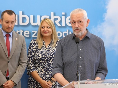 Uczestnicy konferencji prasowej dot. festiwalu „Muzyka w Raju” 2022. Przy mikrofonie prezes fundacji Canor Cezary Zych. Z tyłu: burmistrz Świebodzina Tomasz Sielicki oraz dyrektor Międzyrzeckiego Ośrodka Kultury Ewelina Izydorczyk-Lewy. 