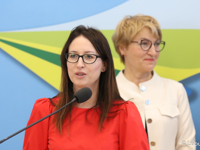 Uczestnicy konferencji prasowej dot. festiwalu „Muzyka w Raju” 2022. Przy mikrofonie wójt Gminy Świdnica Izabela Mazurkiewicz, z tyłu marszałek Elżbieta Anna Polak.