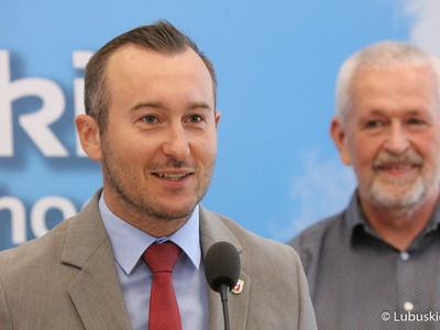 Uczestnicy konferencji prasowej dot. festiwalu „Muzyka w Raju” 2022. Przy mikrofonie burmistrz Świebodzina Tomasz Sielicki, z tyłu prezes fundacji Canor Cezary Zych. 