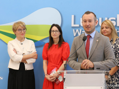 Uczestnicy konferencji prasowej dot. festiwalu „Muzyka w Raju” 2022. Przy mikrofonie burmistrz Świebodzina Tomasz Sielicki. Z tyłu od lewej: marszałek Elżbieta Anna Polak, wójt Gminy Świdnica Izabela Mazurkiewicz oraz dyrektor Międzyrzeckiego Ośrodka Kultury Ewelina Izydorczyk-Lewy.