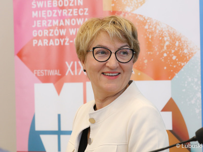 Marszałek Elżbieta Anna Polak podczas konferencji prasowej dot. festiwalu „Muzyka w Raju”
