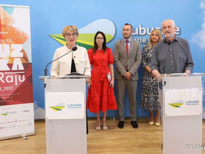 Uczestnicy konferencji prasowej dot. festiwalu „Muzyka w Raju” 2022. Od lewej: marszałek Elżbieta Anna Polak, wójt Gminy Świdnica Izabela Mazurkiewicz, burmistrz Świebodzina Tomasz Sielicki, dyrektor Międzyrzeckiego Ośrodka Kultury Ewelina Izydorczyk-Lewy oraz prezes fundacji Canor Cezary Zych.