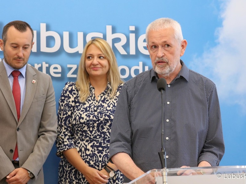Uczestnicy konferencji prasowej dot. festiwalu „Muzyka w Raju” 2022. Przy mikrofonie prezes fundacji Canor Cezary Zych. Z tyłu: burmistrz Świebodzina Tomasz Sielicki oraz dyrektor Międzyrzeckiego Ośrodka Kultury Ewelina Izydorczyk-Lewy.