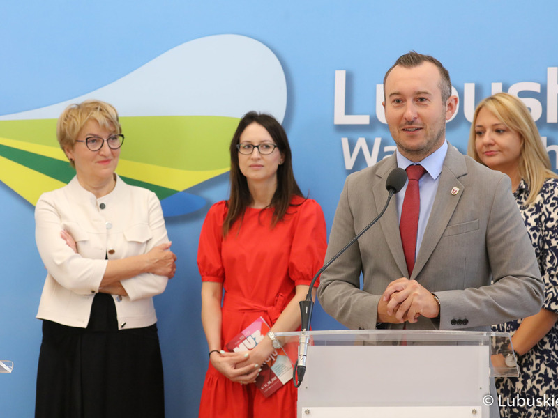 Uczestnicy konferencji prasowej dot. festiwalu „Muzyka w Raju” 2022. Przy mikrofonie burmistrz Świebodzina Tomasz Sielicki. Z tyłu od lewej: marszałek Elżbieta Anna Polak, wójt Gminy Świdnica Izabela Mazurkiewicz oraz dyrektor Międzyrzeckiego Ośrodka Kultury Ewelina Izydorczyk-Lewy.