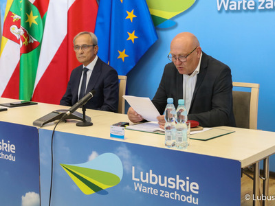 Prezydium Sejmiku Województwa Lubuskiego: przewodniczący Wacław Maciuszonek (z prawej) oraz wiceprzewodniczący Mirosław Marcinkiewicz.


Sesja Sejmiku Województwa Lubuskiego