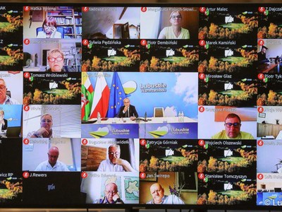 Monitor z uczestnikami sierpniowej sesji Sejmiku Województwa Lubuskiego, która odbyła się w trybie zdalnym