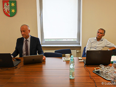 Członek Zarządu Województwa Lubuskiego Marcin Jabłoński (z lewej) oraz Wiceprzewodniczący Sejmiku Jerzy Wierchowicz podczas sierpniowej sesji Sejmiku Województwa Lubuskiego