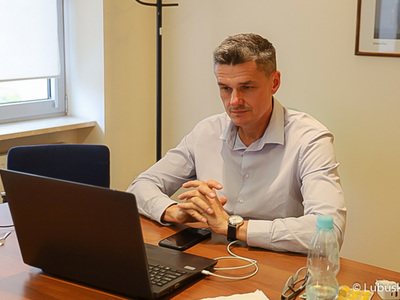 Radny wojewódzki Sebastian Ciemnoczołowski podczas sierpniowej sesji Sejmiku Województwa Lubuskiego