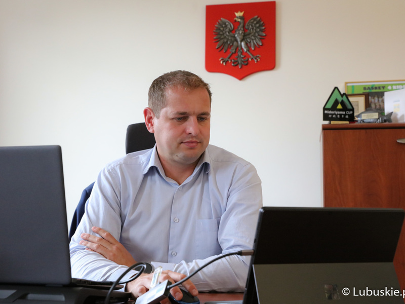Wicemarszałek Łukasz Porycki podczas sierpniowej sesji Sejmiku Województwa Lubuskiego