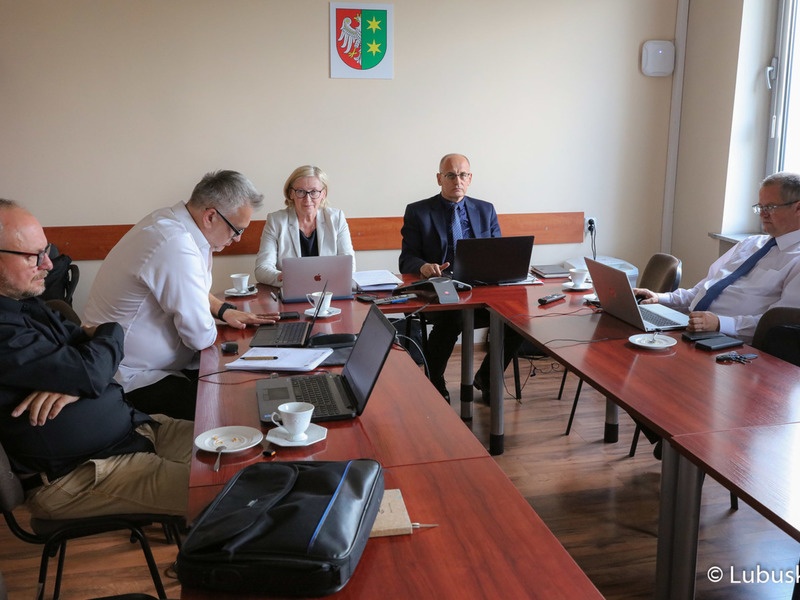 Radni wojewódzcy podczas sierpniowej sesji Sejmiku Województwa Lubuskiego. Od lewej Sławomir Muzyka, Sławomir Kowal,  Małgorzata Gośniowska-Kola, Kazimierz Łatwiński oraz Zbigniew Kościk