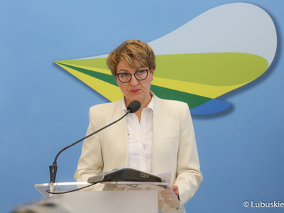 Marszałek Województwa Lubuskiego Elżbieta Anna Polak na konferencji prasowej dot. samorządowego wsparcia dla lubuskich szpitali i instytucji kultury.