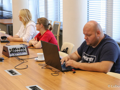 Dziennikarze na konferencji prasowej dot. samorządowego wsparcia dla lubuskich szpitali i instytucji kultury.