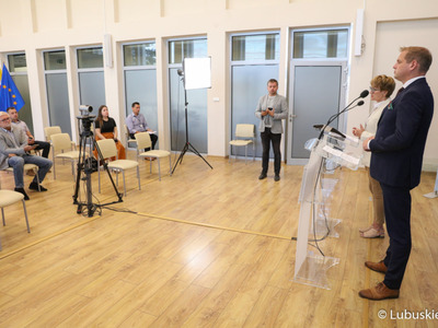 Marszałek Województwa Lubuskiego Elżbieta Anna Polak (przy mównicy) oraz  Wicemarszałek Województwa Lubuskiego Łukasz Porycki na konferencji prasowej dot. samorządowego wsparcia dla lubuskich szpitali i instytucji kultury.