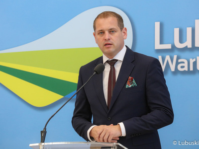 Wicemarszałek Województwa Lubuskiego Łukasz Porycki na konferencji prasowej dot. samorządowego wsparcia dla lubuskich szpitali i instytucji kultury.