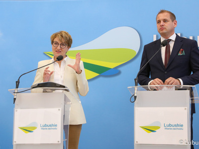Marszałek Województwa Lubuskiego Elżbieta Anna Polak oraz  Wicemarszałek Województwa Lubuskiego Łukasz Porycki na konferencji prasowej dot. samorządowego wsparcia dla lubuskich szpitali i instytucji kultury.