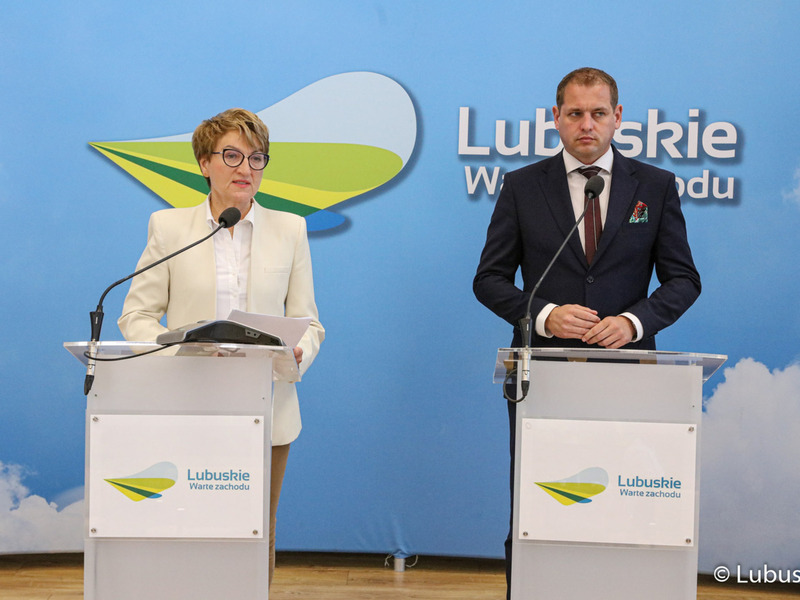 Marszałek Województwa Lubuskiego Elżbieta Anna Polak oraz  Wicemarszałek Województwa Lubuskiego Łukasz Porycki na konferencji prasowej dot. samorządowego wsparcia dla lubuskich szpitali i instytucji kultury.