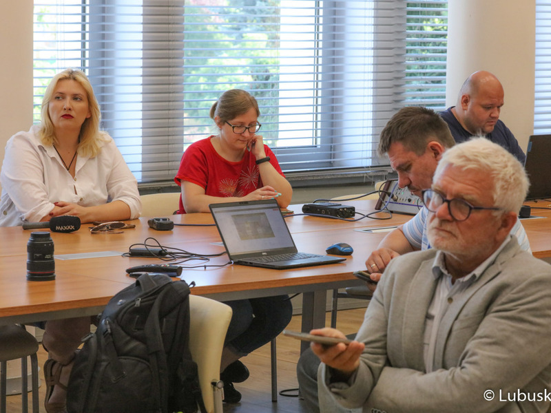 Dziennikarze na konferencji prasowej dot. samorządowego wsparcia dla lubuskich szpitali i instytucji kultury.