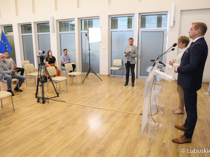 Marszałek Województwa Lubuskiego Elżbieta Anna Polak (przy mównicy) oraz  Wicemarszałek Województwa Lubuskiego Łukasz Porycki na konferencji prasowej dot. samorządowego wsparcia dla lubuskich szpitali i instytucji kultury.