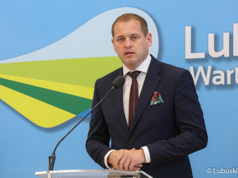 Wicemarszałek Województwa Lubuskiego Łukasz Porycki na konferencji prasowej dot. samorządowego wsparcia dla lubuskich szpitali i instytucji kultury.