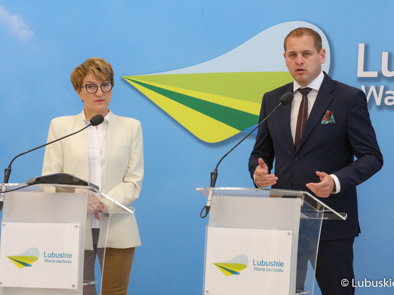 Marszałek Województwa Lubuskiego Elżbieta Anna Polak oraz  Wicemarszałek Województwa Lubuskiego Łukasz Porycki na konferencji prasowej dot. samorządowego wsparcia dla lubuskich szpitali i instytucji kultury.