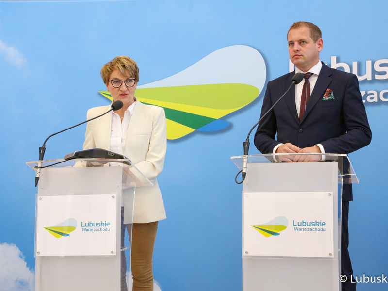 Marszałek Województwa Lubuskiego Elżbieta Anna Polak oraz  Wicemarszałek Województwa Lubuskiego Łukasz Porycki na konferencji prasowej dot. samorządowego wsparcia dla lubuskich szpitali i instytucji kultury.