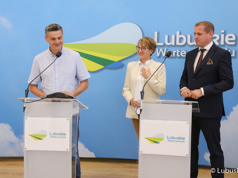 Marszałek Województwa Lubuskiego Elżbieta Anna Polak, Wicemarszałek Województwa Lubuskiego Łukasz Porycki (z prawej) oraz radny województwa lubuskiego Sebastian Ciemnoczołowski (przy mikrofonie) na konferencji prasowej dot. samorządowego wsparcia dla lubuskich szpitali i instytucji kultury.